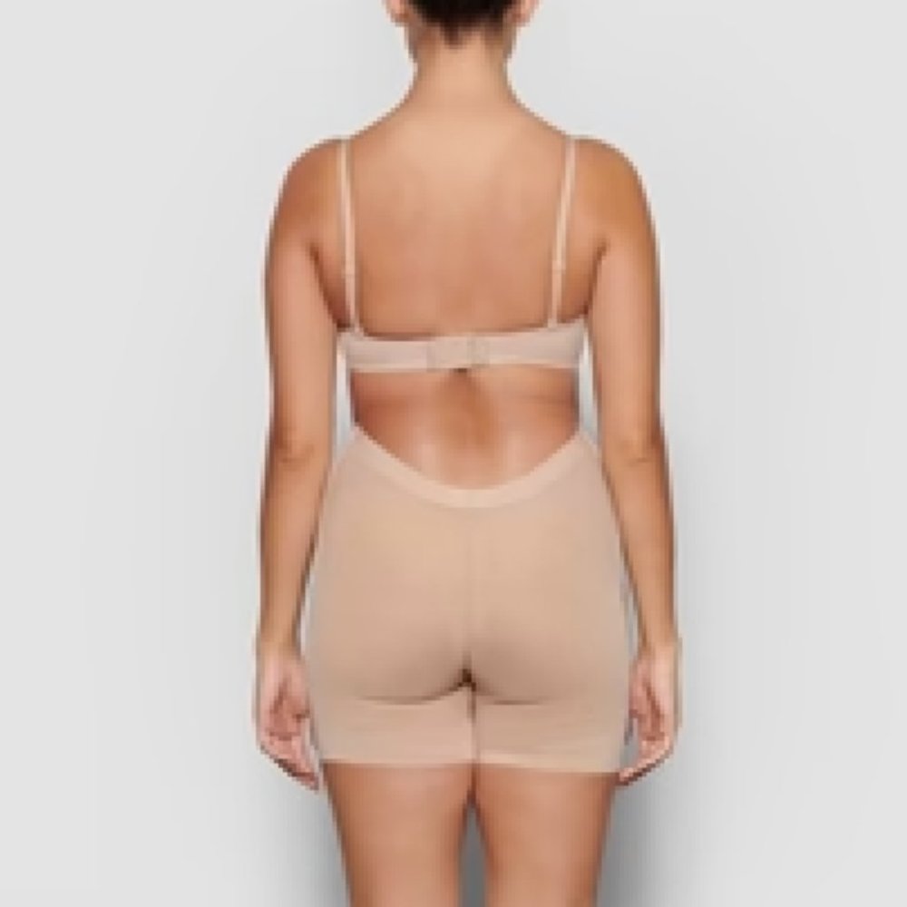 Skims Sheer Sculpt low back short clay M